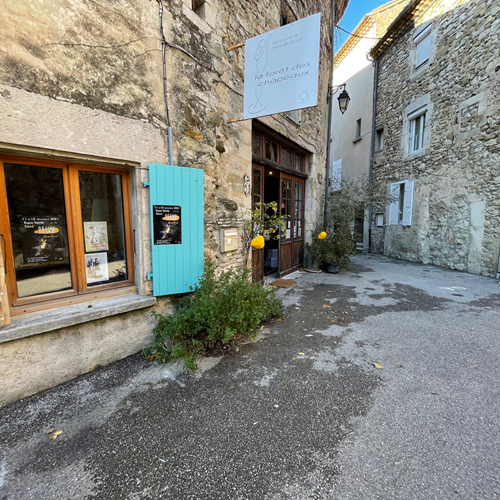 Atelier-boutique La forêt des chapeaux à Saoû dans la Drôme