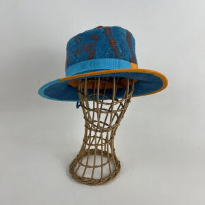 Chapeau pointu en feutre nuno turquoise et orange