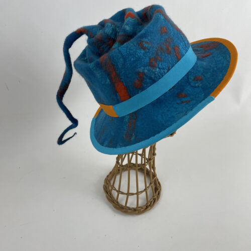 Chapeau pointu en feutre nuno turquoise et orange