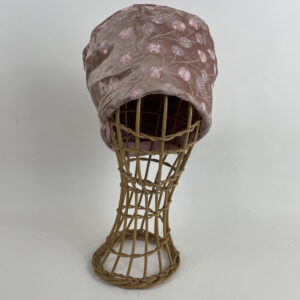 Toque en soie brodée rose poudre