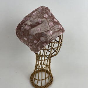 Toque en soie brodée rose poudre