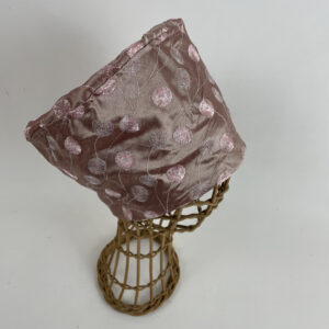 Toque en soie brodée rose poudre