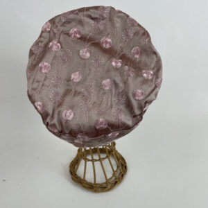 Toque en soie brodée rose poudre