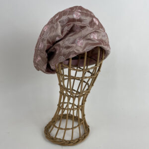 Toque en soie brodée rose poudre