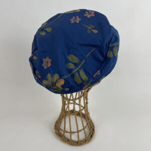 Toque en soie bleu brodée corail et vert