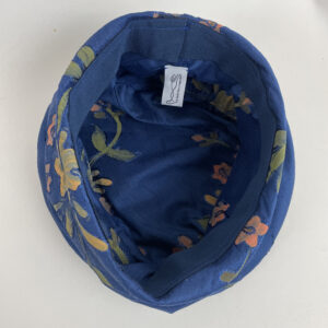 Toque en soie bleu brodée corail et vert