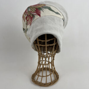 Toque en patchwork de lin écru et coton imprimé fleurit
