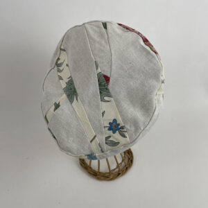 Toque en patchwork de lin écru et coton imprimé fleurit