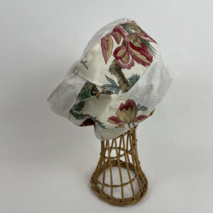 Toque en patchwork de lin écru et coton imprimé fleurit