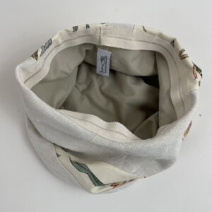 Toque en patchwork de lin écru et coton imprimé fleurit