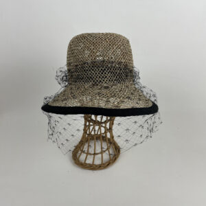 Chapeau de paille et voilette noire