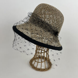 Chapeau de paille et voilette noire