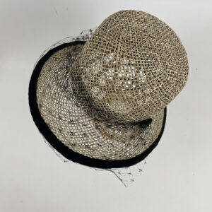 Chapeau de paille et voilette noire