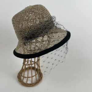 Chapeau de paille et voilette noire