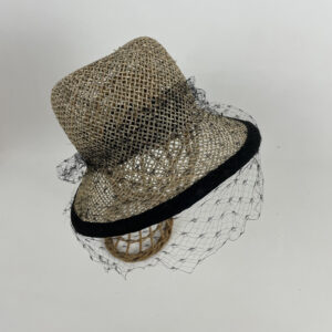 Chapeau de paille et voilette noire