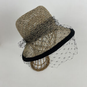 Chapeau de paille et voilette noire