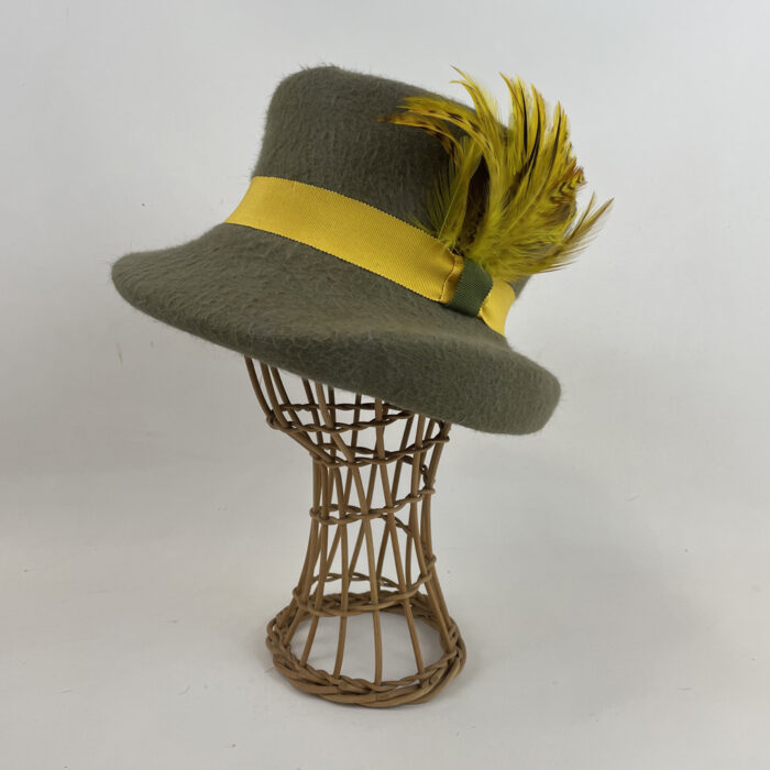 Chapeau haut de forme en feutre flamand (lapin finition poils étirés) vert amande garni de plumets de poule jaune
