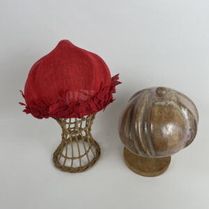 Toque en paille fine rouge