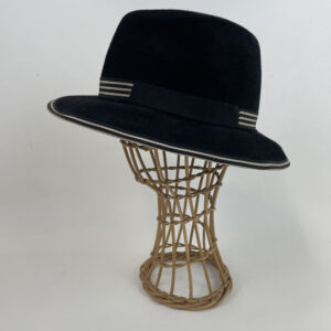 Chapeau trilby noir en feutre taupé