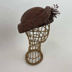 Toque asymétrique en paille de rafia marron