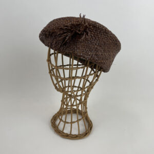 Toque asymétrique en paille de rafia marron
