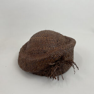 Toque asymétrique en paille de rafia marron