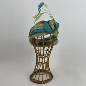 Bandeau en sisal turquoise et vert anis réhaussé de plumes de coq