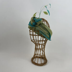 Bandeau en sisal turquoise et vert anis réhaussé de plumes de coq