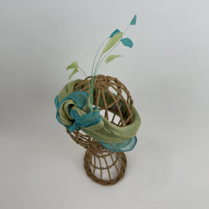 Bandeau en sisal turquoise et vert anis réhaussé de plumes de coq