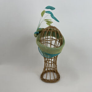 Bandeau en sisal turquoise et vert anis réhaussé de plumes de coq