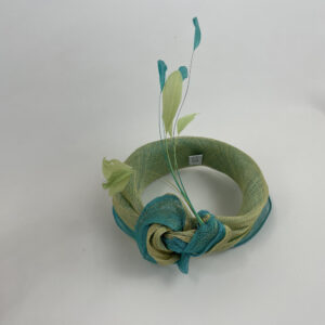 Bandeau en sisal turquoise et vert anis réhaussé de plumes de coq