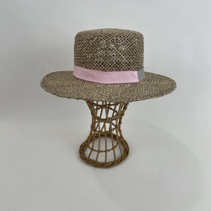 Chapeau en paille de jonc garni d'un gros grain rose et gris