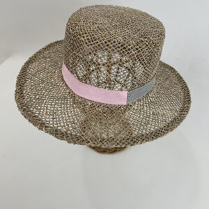 Chapeau en paille de jonc garni d'un gros grain rose et gris