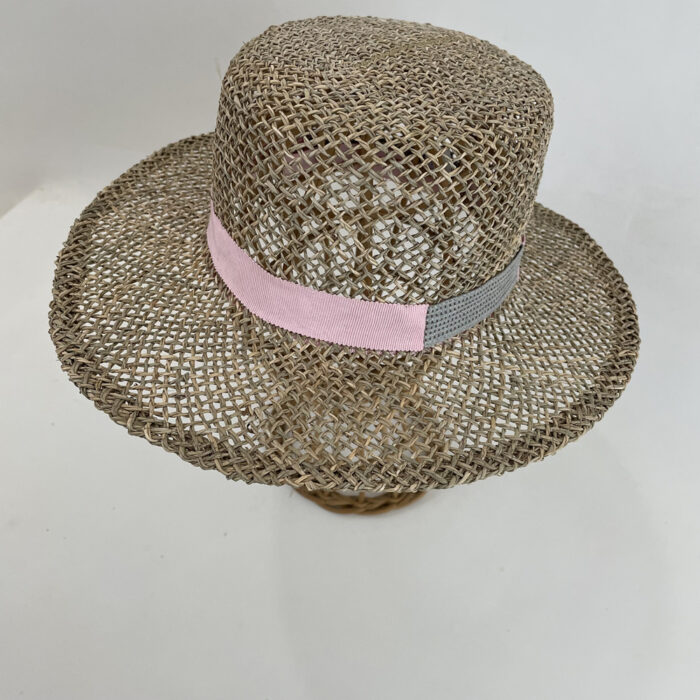 Chapeau en paille de jonc garni d'un gros grain rose et gris