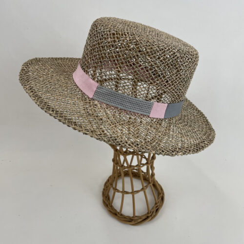 Chapeau en paille de jonc garni d'un gros grain rose et gris