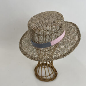 Chapeau en paille de jonc garni d'un gros grain rose et gris