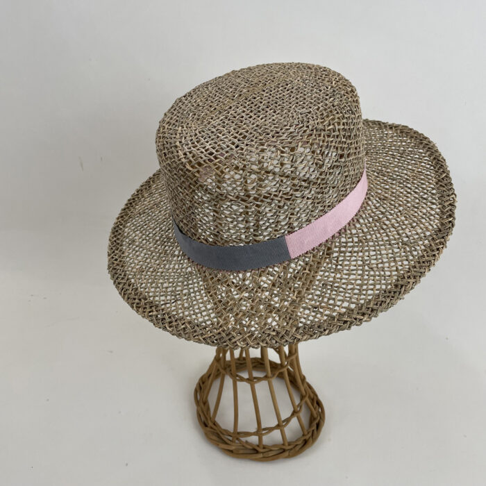 Chapeau en paille de jonc garni d'un gros grain rose et gris