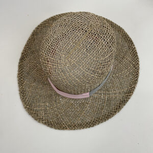 Chapeau en paille de jonc garni d'un gros grain rose et gris