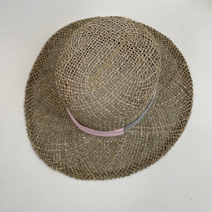 Chapeau en paille de jonc garni d'un gros grain rose et gris