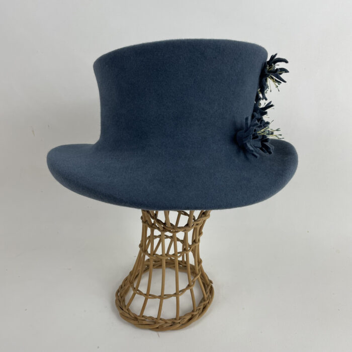 Chapeau haut de forme en feutre taupé bleu gris garni de fleurs coordonnées et étamines jaunes