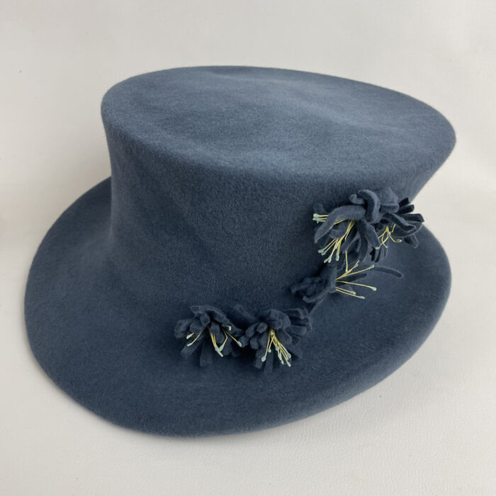 Chapeau haut de forme en feutre taupé bleu gris garni de fleurs coordonnées et étamines jaunes