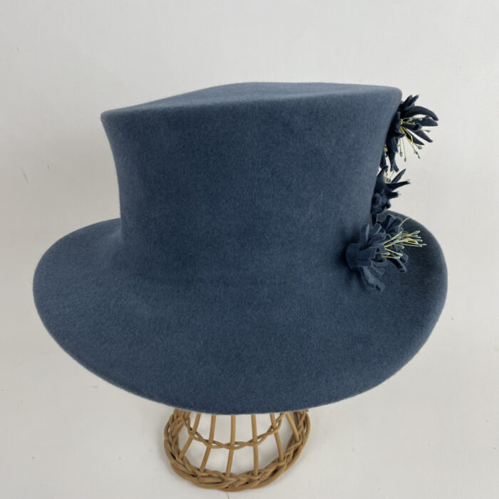 Chapeau haut de forme en feutre taupé bleu gris garni de fleurs coordonnées et étamines jaunes
