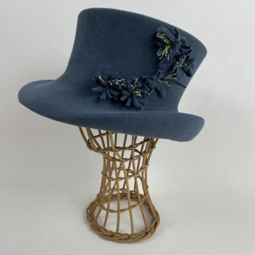 Chapeau haut de forme en feutre taupé bleu gris garni de fleurs coordonnées et étamines jaunes