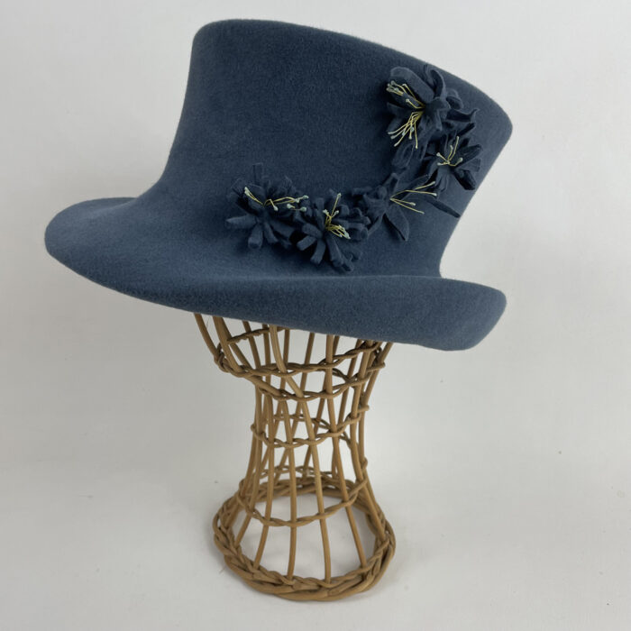 Chapeau haut de forme en feutre taupé bleu gris garni de fleurs coordonnées et étamines jaunes
