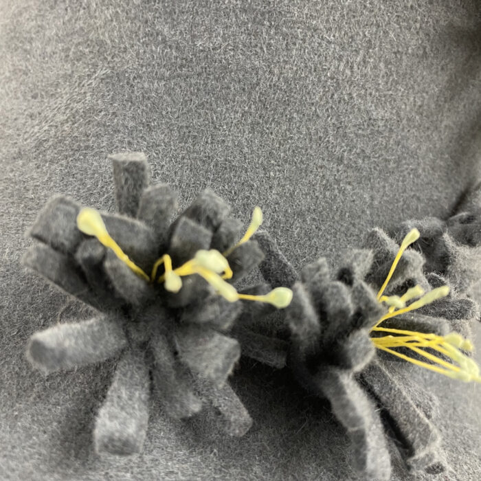 Chapeau haut de forme en feutre taupé bleu gris garni de fleurs coordonnées et étamines jaunes