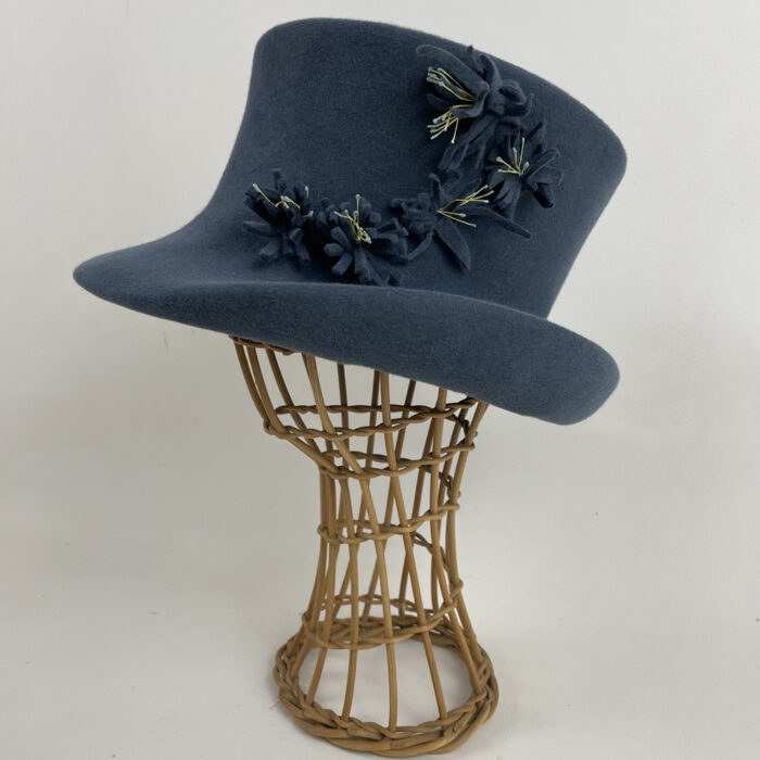 Chapeau haut de forme en feutre taupé bleu gris garni de fleurs coordonnées et étamines jaunes