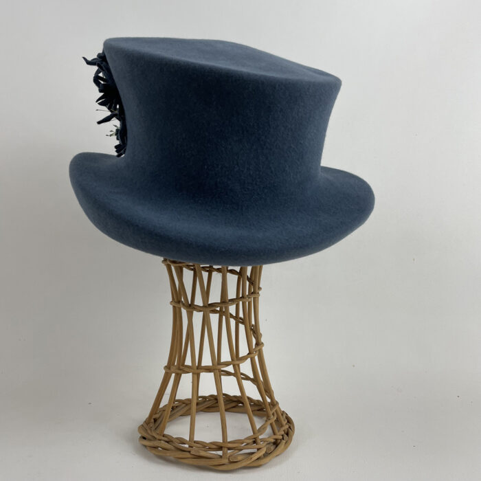 Chapeau haut de forme en feutre taupé bleu gris garni de fleurs coordonnées et étamines jaunes