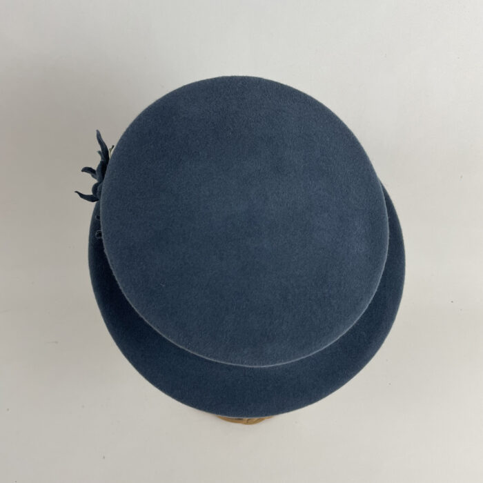 Chapeau haut de forme en feutre taupé bleu gris garni de fleurs coordonnées et étamines jaunes
