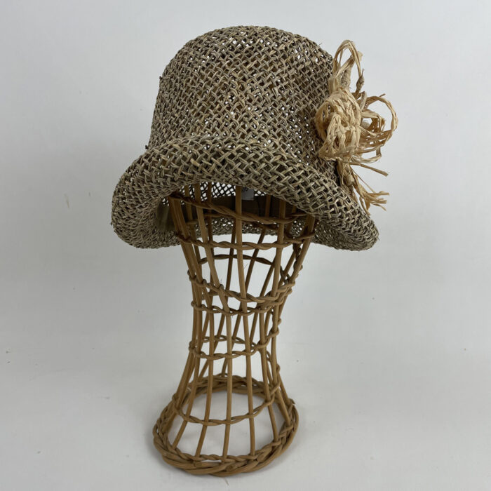 Chapeau cloche en paille de jonc garni d'un noeud en rafia