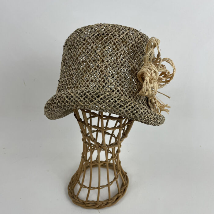 Chapeau cloche en paille de jonc garni d'un noeud en rafia